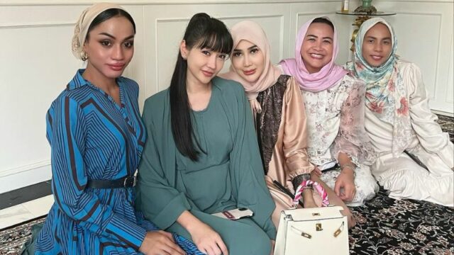 Cekricek.id- Kali ini netizen justru dibuat di bingung dengan perkataan Lucinta Luna yang menyebut dirinya sebagai sosok ibu-ibu.