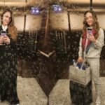 Cekricek.id - Luna Maya memang begitu fotogenik, intip 3 potretnya yang tampak begitu melejit saat berfoto di dalam lift mewah dengan berbagai outfit