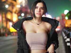 Cekricek.id - Maria Vania dengan percaya diri sedang berkelana ditambah lagi dengan menggunakan pakaian seksi, netizen jadi menciut