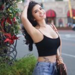 Cekricek.id - Netizen dengan terang-terangan dibuat gerah ketika melihat sejumlah pose atau gaya Maria Vania, intip sejumlah posenya