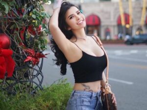 Cekricek.id - Netizen dengan terang-terangan dibuat gerah ketika melihat sejumlah pose atau gaya Maria Vania, intip sejumlah posenya