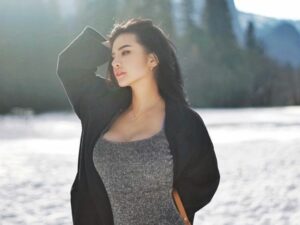 Cekricek.id - Netizen sendiri merasa sangat tertantang ketika malam melihat penampilan seksi Maria Vania. Padahal cuaca dipenuhi oleh salju tebal