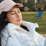 Cekricek.id - Pemandangan matahari pagi ternyata masih kalah jauh indah dari Maudy Ayunda. Padahal ia hanya rebahan dengan mata terpejam