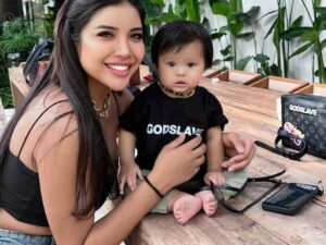 Cekricek.id - Transgender cantik Millen Cyrus dianggap netizen pantas menjadi sosok seorang ibu. Apalagi ketika bermain bersama keponakannya