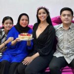 Cekricek.id - Ekspresi yang ditampilkan oleh Mama dari Millen Cyrus rupanya menarik perhatian banyak netizen, terlihat senyum tapi menangis