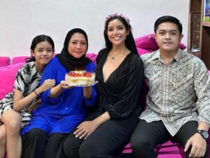 Cekricek.id - Ekspresi yang ditampilkan oleh Mama dari Millen Cyrus rupanya menarik perhatian banyak netizen, terlihat senyum tapi menangis