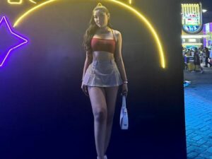 Cekricek.id - Millen Cyrus dipuji begitu membahana oleh netizen dari segi penampilannya, saat hanya mengenakan crop top dan rok mini
