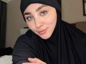 Cekricek.id - Penampilan artis Margin Wierheem saat mengenakan hijab begitu dipuji oleh netizen. Tampak begitu menawan, intip potretnya