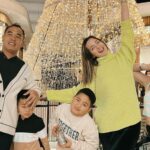 Cekricek.id - Artis cantik Nia Ramadhani dipuji tampak lebih anggun ketika mengenakan pakaian tertutup saat liburan bareng keluarga
