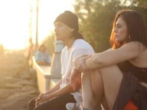 Jefri Nichol mengungkapkna bagaimana rasanya berciuman dengan artis senior Wulan Guritno yang jauh lebih tua darinya, Senin (05/12/2022).
