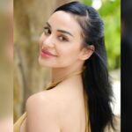 Cekricek.id - Artis cantik Nora Alexandra rupanya berhasil membuat netizen jadi berkeinginan untuk pindah ke Bali, karena terpesona padanya