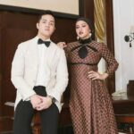 Cekricek.id - Banyak dari netizen rupanya berburu restu dari seorang Olla Ramlan. Ketika artis cantik ini foto bareng dengan keponakan tampannya