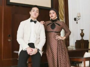 Cekricek.id - Banyak dari netizen rupanya berburu restu dari seorang Olla Ramlan. Ketika artis cantik ini foto bareng dengan keponakan tampannya