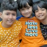 Cekricek.id - Netizen begitu terharu ketika melihat Rafatar merangkul erat 2 sosok teman barunya. Apalagi wajahnya pun terlihat amat ramah