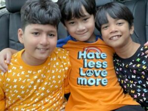 Cekricek.id - Netizen begitu terharu ketika melihat Rafatar merangkul erat 2 sosok teman barunya. Apalagi wajahnya pun terlihat amat ramah