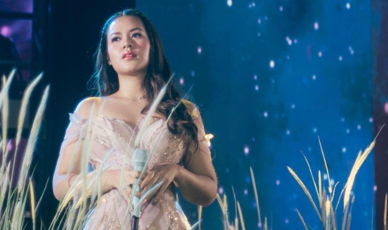 Cekricek.id - Kali ini artis sekaligus penyanyi cantik Raisa dipuji oleh netizen layaknya sosok peri, sesuai dengan wajahdan gaunnya