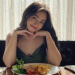 Cekricek.id - Bagi netizen, melihat senyuman indah sekaligus juga penampakan dengan dress terbuka ala Ranty Maria jadi pemandangan indah
