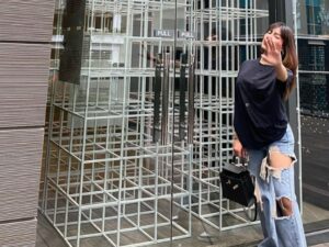 Cekricek.id - Lagi-lagi berbagai pujian didapatkan oleh transgender cantik Reva Alexa. Celana belel banyak bolongnya dipuji begitu keren