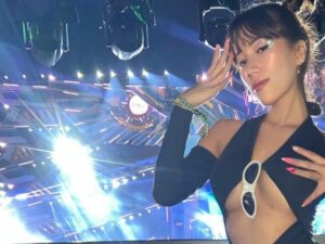 Cekricek.id - Sosok transgender cantik Reva Alexa dipuji sebagai pemenang tahta wanita seksi, saat hanya mengenakan tanktop tipis