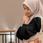 Cekricek.id - Istri dari Teuku Ryan yakni Ria Ricis dipuji netizen mirip seperti halnya anak kuliahan, tampil sederhana kenakan dress hitam