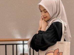 Cekricek.id - Istri dari Teuku Ryan yakni Ria Ricis dipuji netizen mirip seperti halnya anak kuliahan, tampil sederhana kenakan dress hitam
