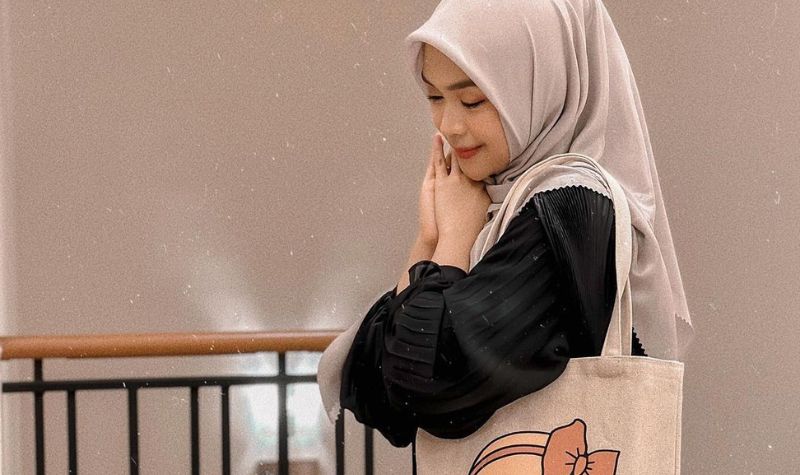 Cekricek.id - Istri dari Teuku Ryan yakni Ria Ricis dipuji netizen mirip seperti halnya anak kuliahan, tampil sederhana kenakan dress hitam