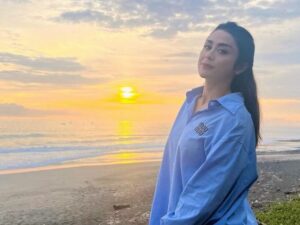 Cekricek.id - Artis cantik Selvi Kitty dengan percaya diri menyatakan jika tidak semua yang menenangkan itu merupakan obat, kecuali foto cantiknya