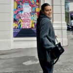 Cekricek.id - Sophia Latjuba justru dipuji oleh banyak netizen sebagai sosok wanita paling cantik. Ketika menikmnati waktu berjalan bareng anak