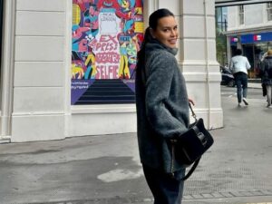 Cekricek.id - Sophia Latjuba justru dipuji oleh banyak netizen sebagai sosok wanita paling cantik. Ketika menikmnati waktu berjalan bareng anak