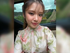 Cekricek.id - Artis cantik Tiara Andini memang pantas dijuluki sebagai multitalenta. Dikarenakan selain bakat menyanyi dan dance, pandai melukis