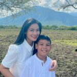 Cekricek.id - Kabar menyenangkan datang dari Titi Kamal beserta anaknya, ini sengaja mengajak sang anak untuk liburan sambil belajar.