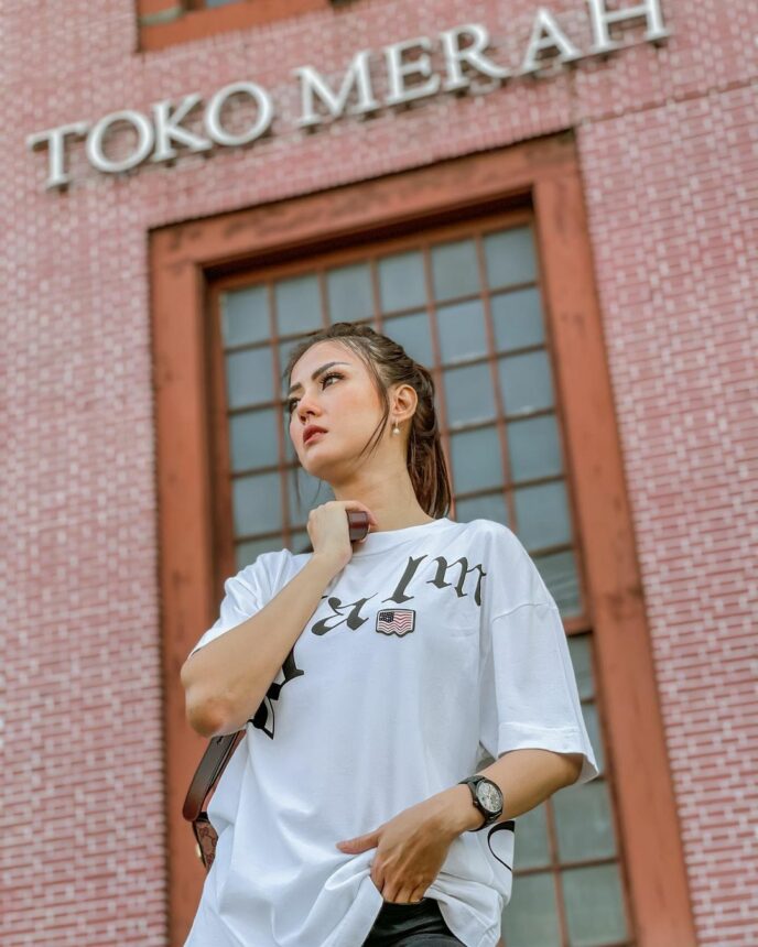 Intip Menawannya Nita Gunawan Dengan Kaos Oversize, Tatapan Tajamnya Bikin Jatuh Hati
