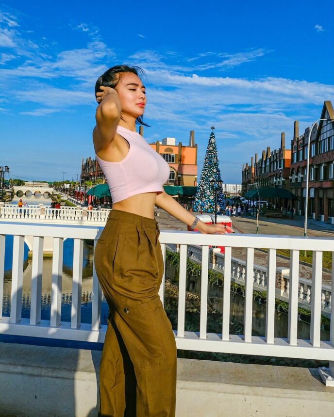 Intip Pose Cantik Wika Salim Kenakan Crop Top