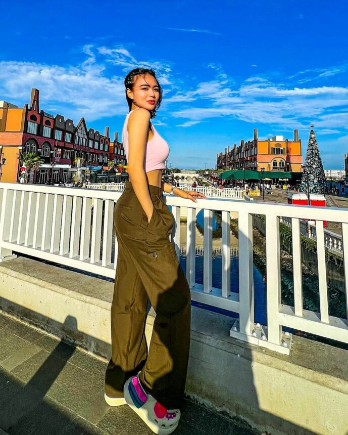 Intip Pose Cantik Wika Salim Kenakan Crop Top