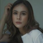 Cekricek.id - Kali ini Wulan Guritno justru berpenampilan amat sederhana. Tetapi bentuk wajahnya dipuji yaitu terlihat semakin tirus.