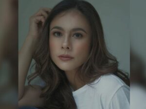 Cekricek.id - Kali ini Wulan Guritno justru berpenampilan amat sederhana. Tetapi bentuk wajahnya dipuji yaitu terlihat semakin tirus.