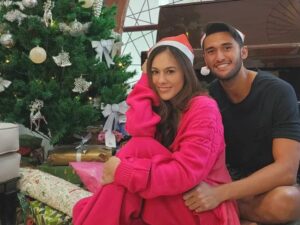 Cekricek.id - Kekasih Wulan Guritno, Sabda terlihat setia menemani dirinya dalam keadaan apapun. Termasuk menemani merayakan hari natal.