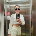 Cekricek.id - Wulan Guritno menarik kembali perhatian banyak netizen ketika mengenakan atasan berupa crop top, pamer perut atletisnya