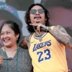 Cekricek.id - Penyanyi sekaligus rapper Young Lex mendapat banyak pujian selangit dari netizen. Karena begitu lembut dan menyayangi mamanya