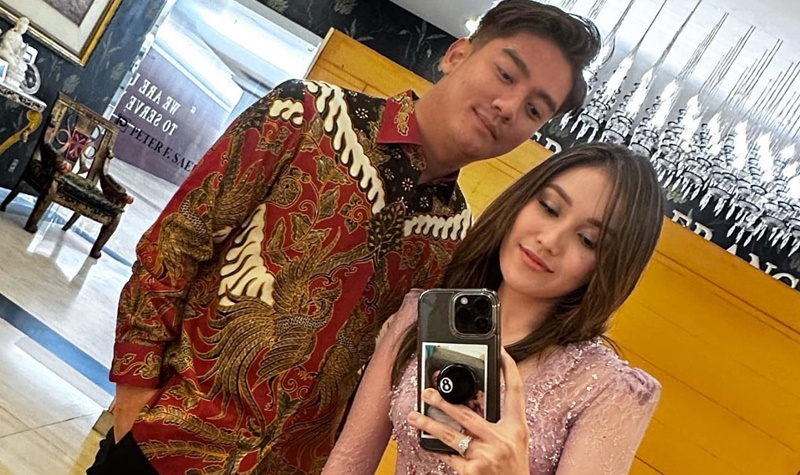 Ayu Ting Ting mengunggah potret kebersamaannya dengan artis Boy William yang tampil cantik dan juga ganteng pergi kondangan pernikahan.