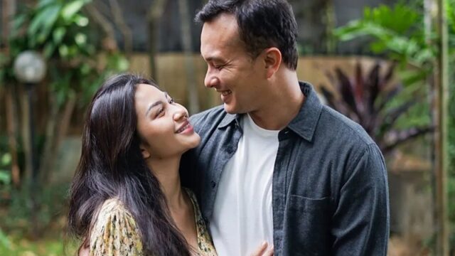 Publik digemparkan dengan beredarnya undangan pernikahan artis terkenal Nicholas Saputra dan Ariel Tatum yang hebohkan jagat may.