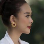 Aura Kasih hebohkan jagat maya unggahan potret cantik dan ayunya yang langsung menuai pujian warganet, tetap ayu meski berstatus janda.