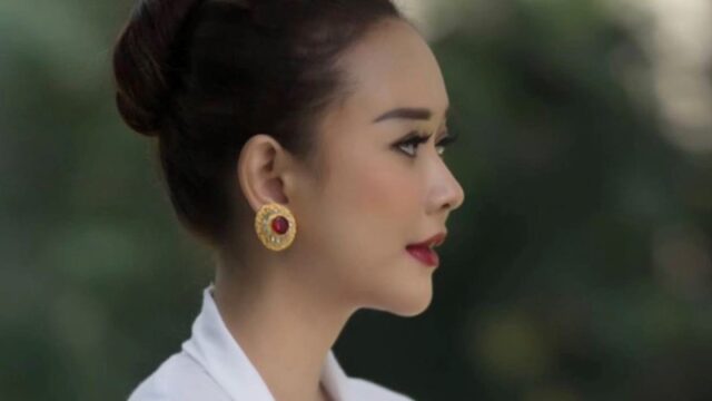 Aura Kasih hebohkan jagat maya unggahan potret cantik dan ayunya yang langsung menuai pujian warganet, tetap ayu meski berstatus janda.