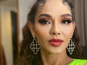 Seorang pria dengan tegas mengataka bahwa bunda Corla ternyata merupakan seorang pria yang melakukan operasi transgender.
