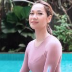 Bunga Citra Lestari mengunggah foto seksinya memakai setelah ketat saat berolahraga di tepi kolam renang yang langsung mencuri perhatian.