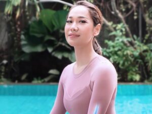 Bunga Citra Lestari mengunggah foto seksinya memakai setelah ketat saat berolahraga di tepi kolam renang yang langsung mencuri perhatian.