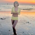 Denise Chariesta mencuri perhatian publik dengan unggahan foto seksinya yang memperlihatkan belahan dadanya yang aduhai saat di tepi laut.