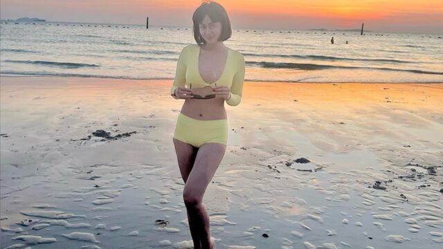 Denise Chariesta mencuri perhatian publik dengan unggahan foto seksinya yang memperlihatkan belahan dadanya yang aduhai saat di tepi laut.
