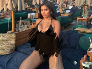 Millen Cyrus Udah Operasi Gender? Intip Foto Berbikini Hitam yang Bikin Netizen Penasaran