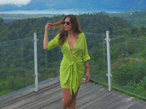 Intip Gaya Wulan Guritno Makin Seksi Saat Jalan-jalan, Uangnya Gak Habis-habis